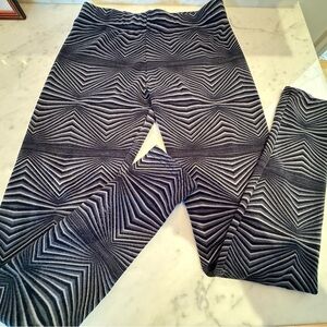 💕 Geometric Pattern Black and Gray Leggings - Size Small